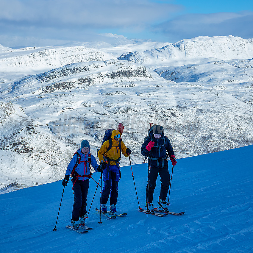 Skikjørere på tur til Skørsnøse. Horntinden ses bak til høyre.