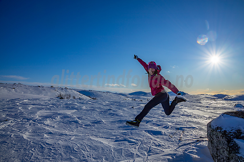 Hopping fra stein ved løypenettet til Hedalen Løypelag.