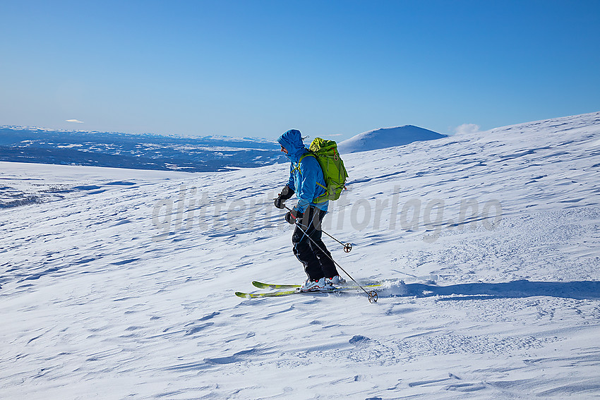 Skiskjøring ned fra Gråkampen. I bakgrunnen ses Skogshorn.