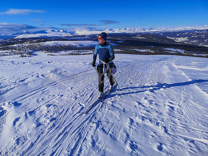 Skiløper nær toppen av Ålfjell i Vasetløypene. Flott utsikt mot Jotunheimen.