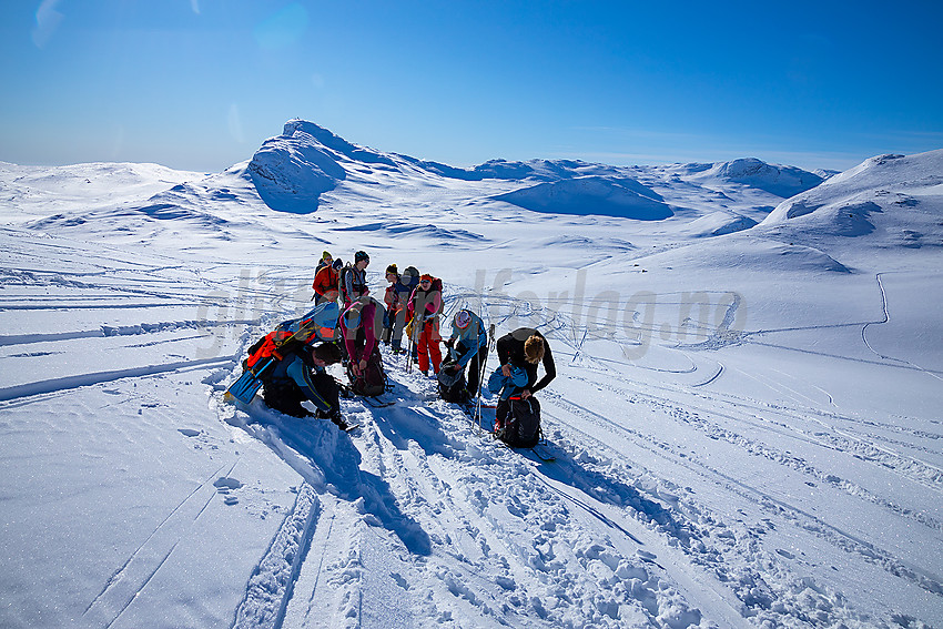 På tur mot Synshorn med en pust i bakken. Bitihorn i bakgrunnen.