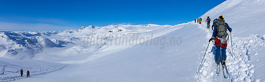 I lia oppunder Synshorn med Fagerdalen nedenfor og Jotunheimen i det fjerne.