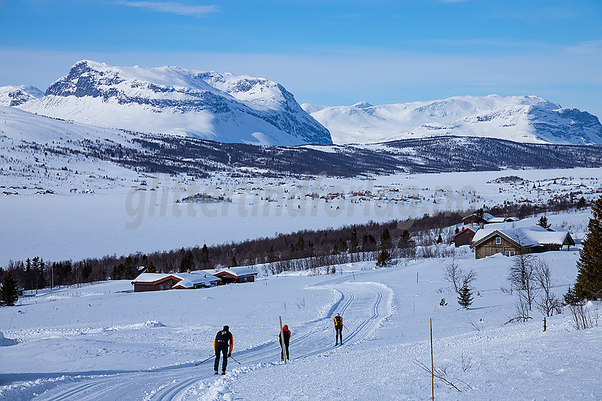 I løypenettet til Vestfjelløypene med Midtre Syndin og Grindane i bakgrunnen.