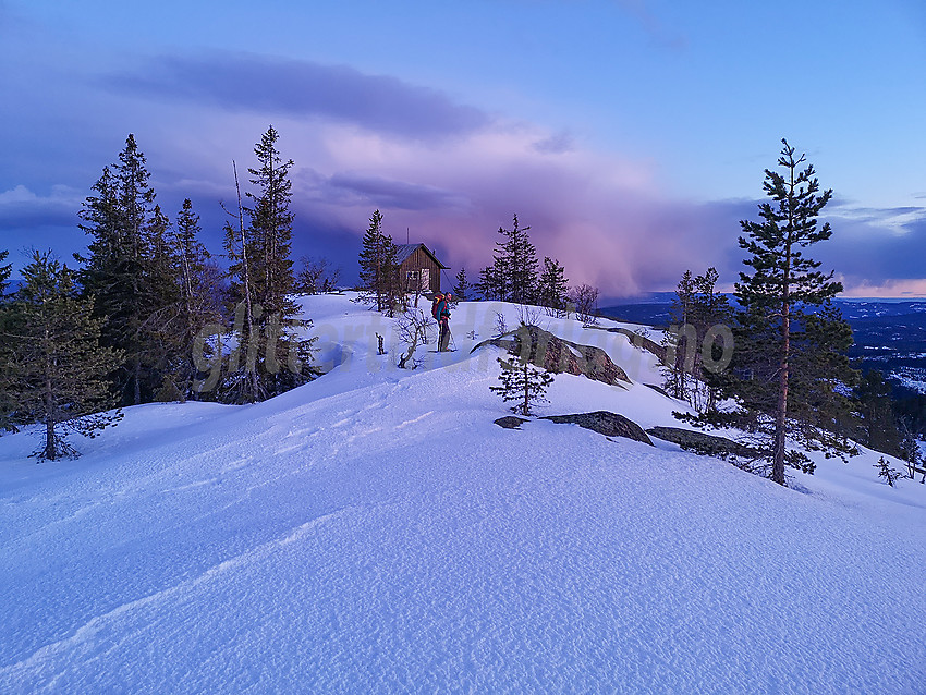 På Fjøsvikfjellet mot bua på Kongsgårdkollen.