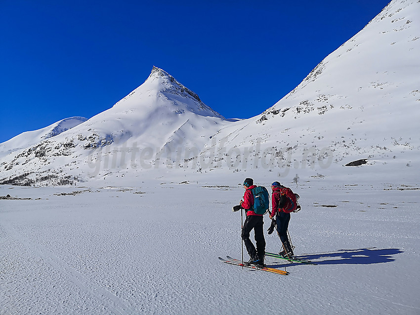 På tur mot Bukkehøe fra Leirdalen med Skagsnebb bakenfor.