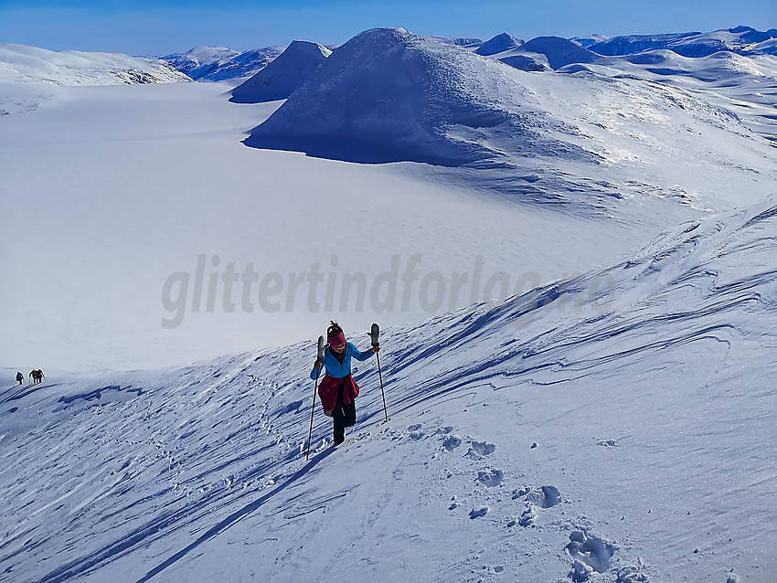 På vei opp mot Vestre Holåtinden med de andre Holåtindane bakenfor.