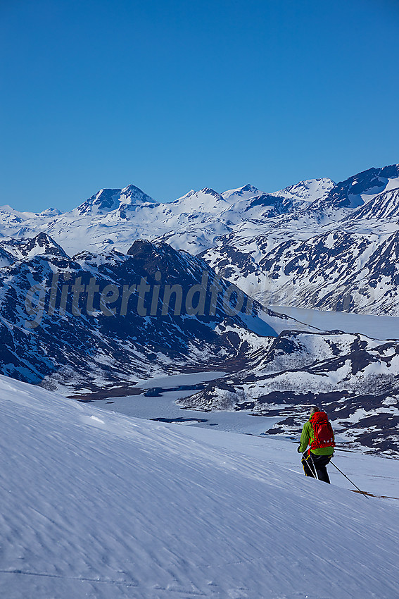 På vei ned fra Heimdalshøe. Jotunheimen i bakgrunnen.