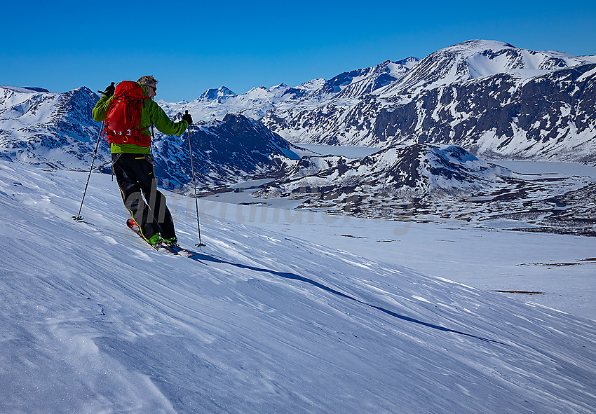 Oppunder Heimdalshøe. Jotunheimen bakenfor.