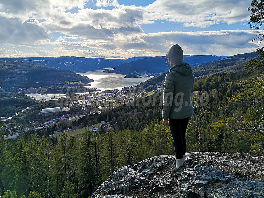 Utsikt fra Kvitmøsaknatten mot Leira.