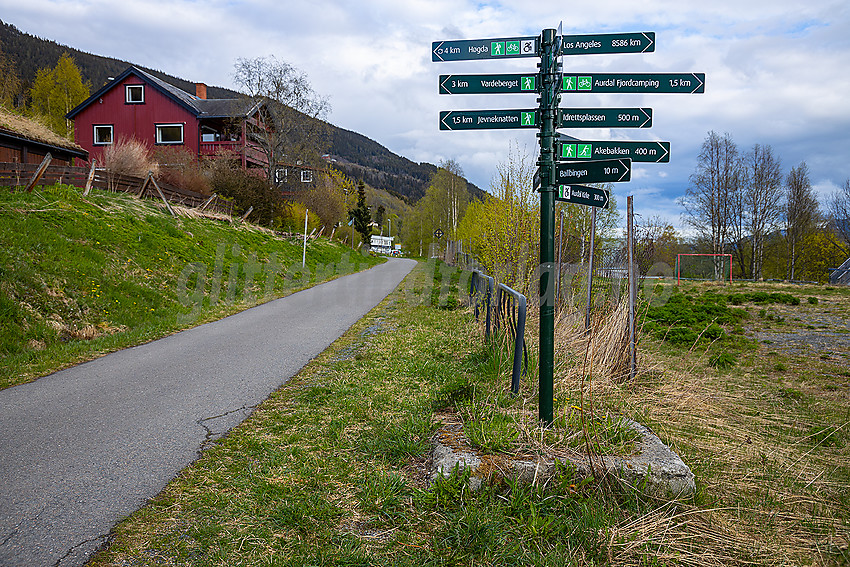 Skilt i Aurdal langs sykkelvegen.