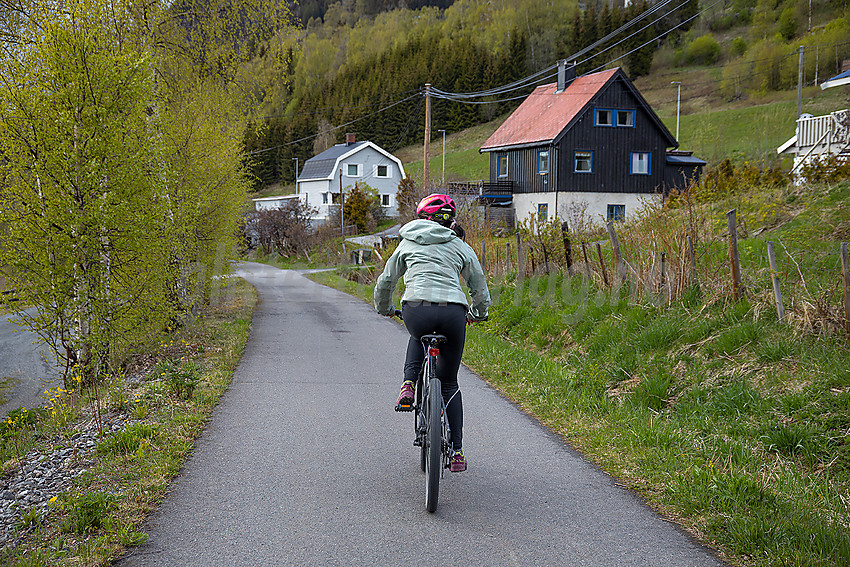 Syklist på gangevegen nær Aurdal.