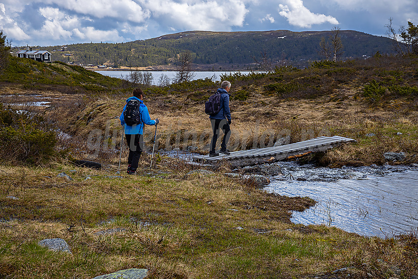 På vei over klopp ved utløpet av Vesle Sangin. Fiskebufjellet i bakgrunnen.