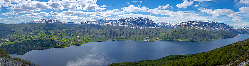 Utsikt fra Knappen mot Vangsmjøse, Grindaheim og Grindane.