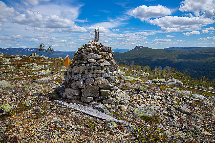 Varden på Knappen i Vang. Hugakøllen i bakgrunnen.