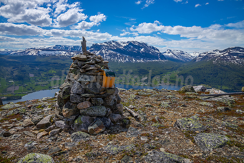 Varden på Knappen i Vang. Grindane i bakgrunnen.