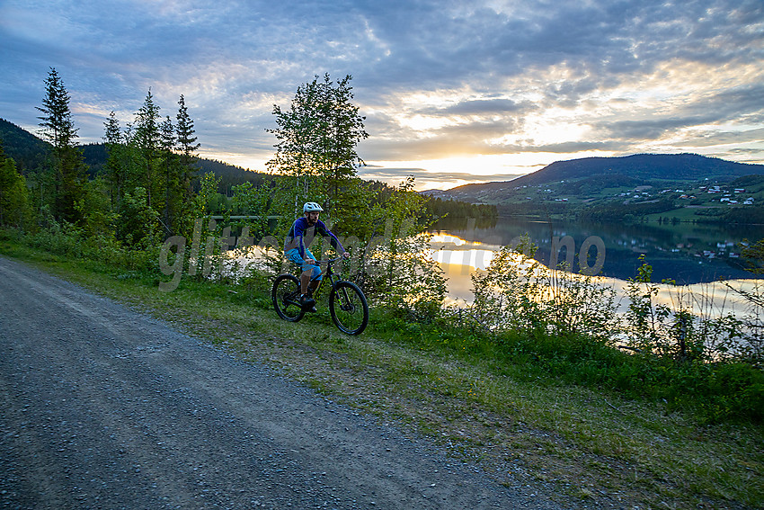 På sykkeltur langs Heggefjorden.