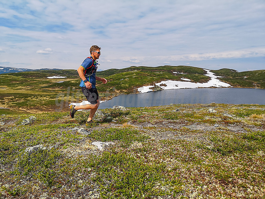 Fjelløping på Bjødalsfjellet. Bjødalsvatnet og Bjødalskampen i bakgrunnen.