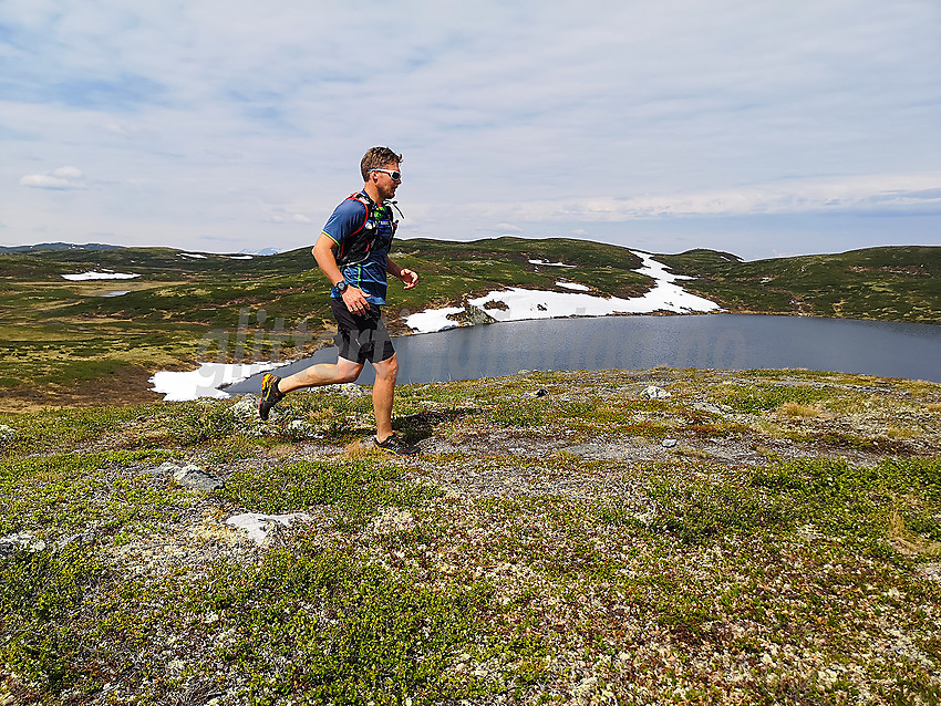 Fjelløping på Bjødalsfjellet. Bjødalsvatnet og Bjødalskampen i bakgrunnen.