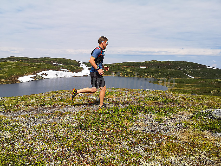 Fjelløping på Bjødalsfjellet. Bjødalsvatnet og Bjødalskampen i bakgrunnen.