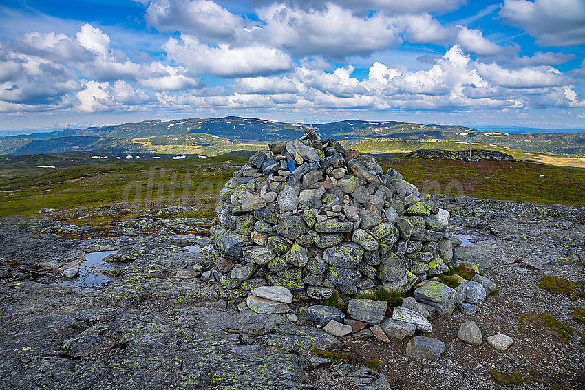 Ved varden på Rauddalsfjellet med Nystølfjellet i det fjerne.