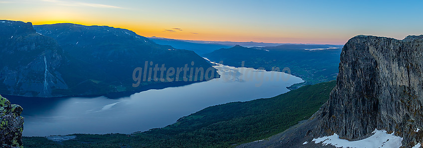 På Bergsfjellet øst ved soloppgang mot Vangsmjøse.