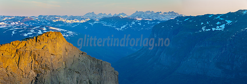 På Bergsfjellet øst ved soloppgang. Hurrungane ses i det fjerne.