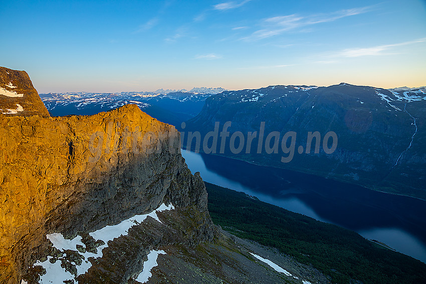 På Bergsfjellet øst ved soloppgang. Hurrungane ses i det fjerne.