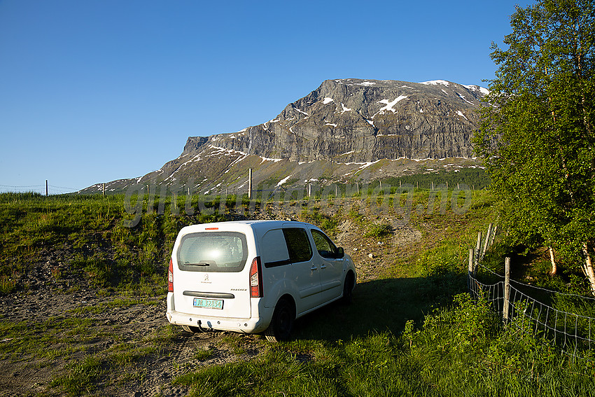 Ved avkjørselen mot Vårheim med Grindane i bakgrunnen.