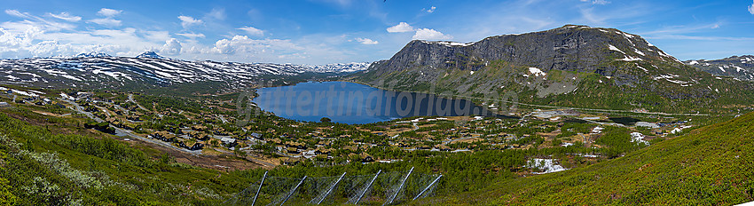 Ovafor Børrelie hyttefelt mot Otrøvatnet, Støgonøse og Skørsnøse.