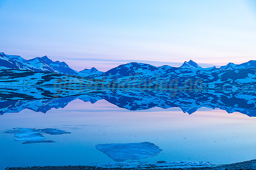 Sommermorgen ved Tyin innover mot Jotunheimen.