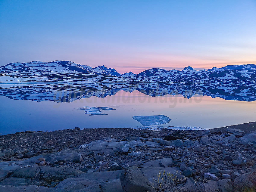 Sommermorgen ved Tyin innover mot Jotunheimen.