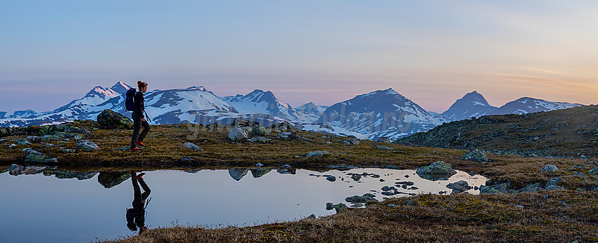 Sommermorgen på Utsikten, med Jotunheimens tinder i bakgrunnen.