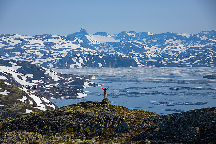 På toppen av Stølsnøse med utsikt mot Tyin og Jotunheimen.