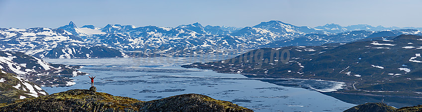 På toppen av Stølsnøse med utsikt mot Tyin og Jotunheimen.