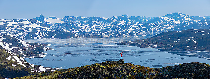 På toppen av Stølsnøse med utsikt mot Tyin og Jotunheimen.