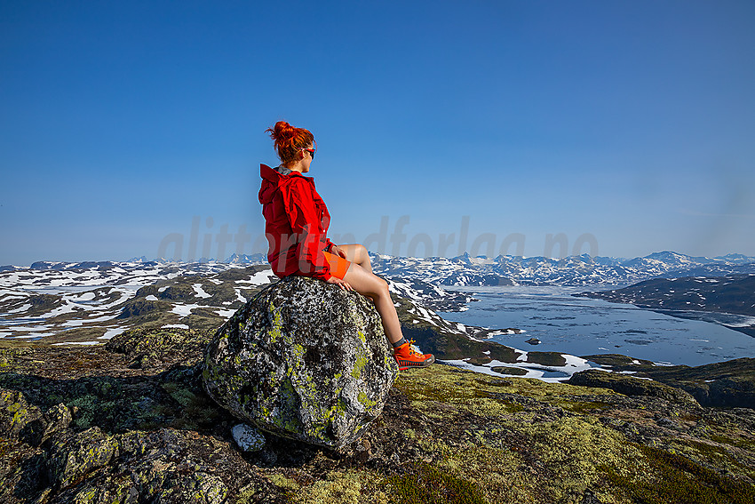 På toppen av Stølsnøse med utsikt mot Tyin og Jotunheimen.