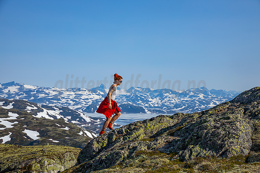 På toppen av Stølsnøse med utsikt mot Tyin og Jotunheimen.