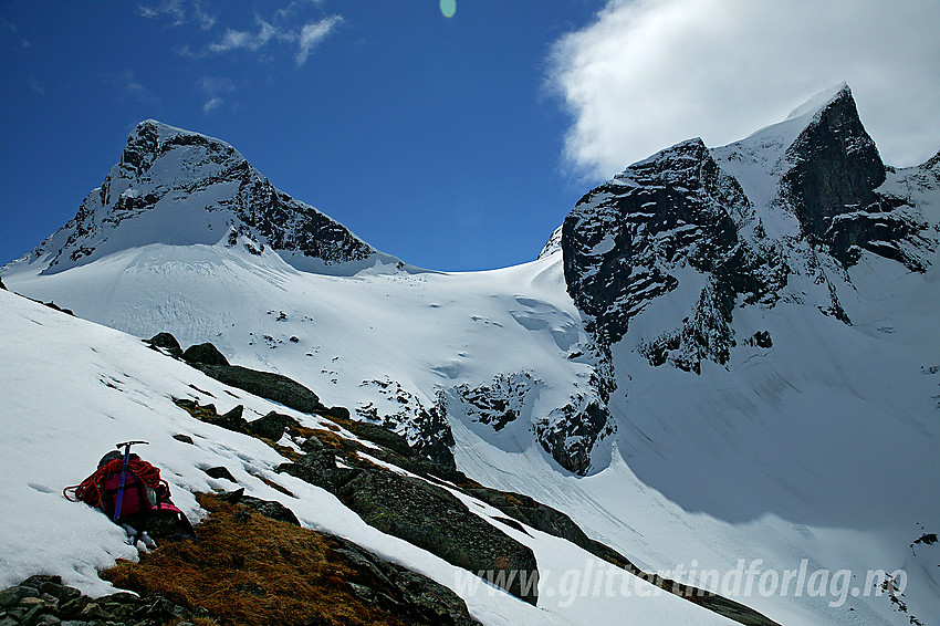 Like nord for Ringsbreen med utsikt mot Midtre (2025 moh) og Store (2124 moh) Ringstinden. Mellom de to tindene ligger Gravdalsskard.