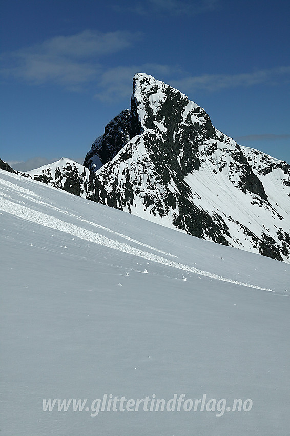 Stølsmaradalstinden (2026 moh) sett fra Gravdalsskar.