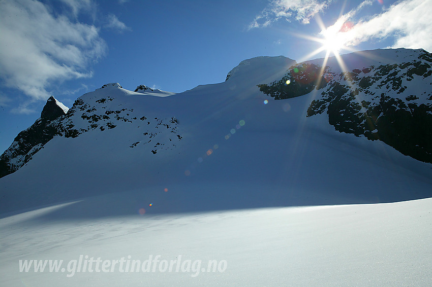 Fra Gravdalsskard mot Store Ringstinden (2124 moh). Bak til høyre ses Store Austanbotntinden. Normalruta til Store Ringstinden går litt til venstre på breen, midt på bildet, litt ut til venstre og i en bue mot høyre og så opp til toppen.