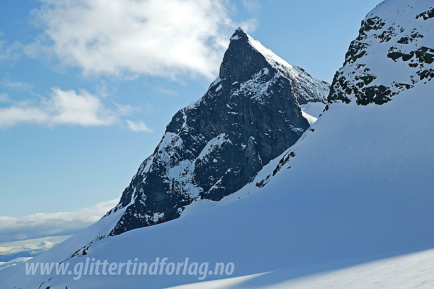 Mektige Store Austanbotntinden (2204 moh) sett fra Gravdalsskar mellom Store og Midtre Ringstinden.