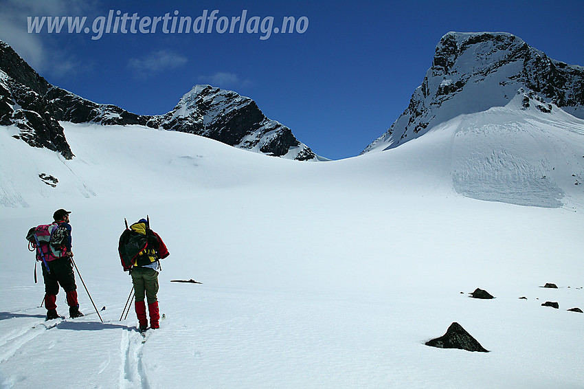 Rett foran Ringsbreen mot Austre (2002 moh) og Midtre (2025 moh) Ringstinden. 