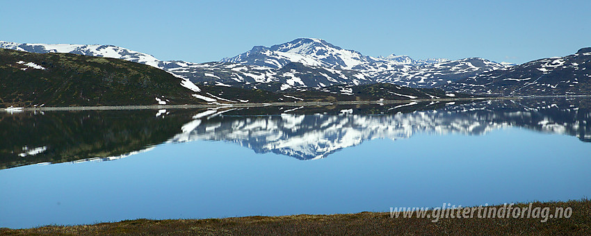 Snøholstinden (2141 moh) speiler seg i Tyin.