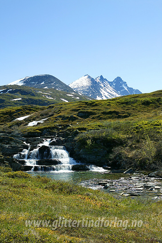 Ved broa over Helgedalselvi like ved Turtagrø med det kjente panoramaet bestående av Nørdre, Midtre og Store Skagastølstinden, i bakgrunnen. Kulpen på bildet er herlig å bade i på varme sommerdager.