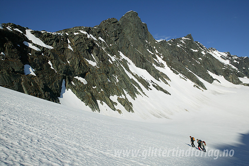 På vei opp Skagastølsbreen på vei mot Bandet. I bakgrunnen ses Dyrhaugsryggen fint med Søre Dyrhaugstinden (2072 moh) midt i bildet, og Søre Midtre Dyrhaugstinden (2134 moh) som den spisse toppen litt lenger til høyre.