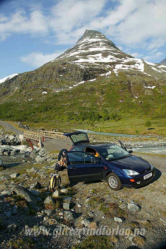 Klar for tur til Skardstinden. Ved broa over Ytre Illåe, like ved Geitsætre, er det flere steder mulig å sette fra seg bilen.