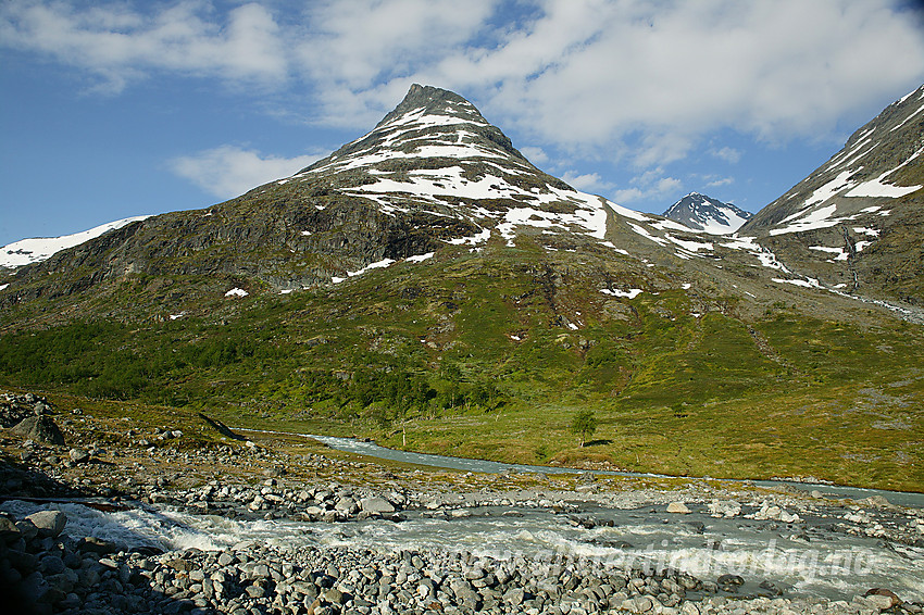 I Leirdalen like ved Geitsætre med Skagsnebb (2003 moh) i bakgrunnen. Veslfjelltinden (2157 moh) ses lenger bak til høyre.