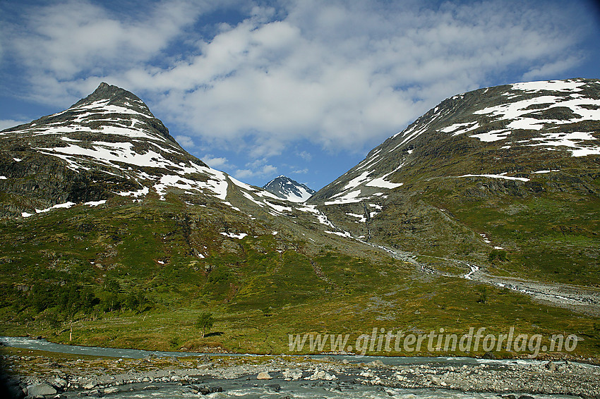 I Leirdalen mot Skagsnebb og Loftet med Veslfjelltinden bak i midten.