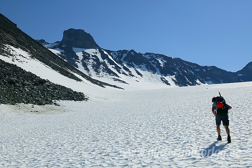 På vei østover i kanten av Nørdre Illåbrean. I bakgrunnen dominerer Ymelstinden (2304 moh).