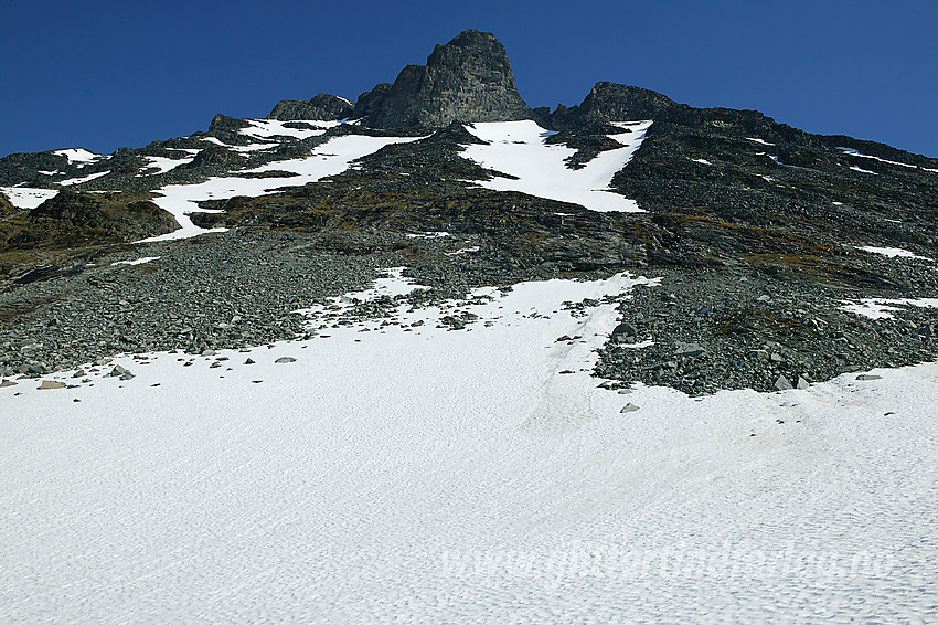 Et blikk fra Nørdre Illåbrean opp fjellsiden mot Nåle (2310 moh). Til høyre for Nåle ses Søraustre Skardstinden.